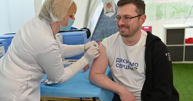 Ігор Кузін вакцинується від COVID-19